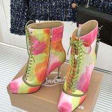 ChristinLouboutin/CL26WF新品 真丝猪鼻子绑带细跟高跟短靴 真丝缎面泛着柔润光泽 猪鼻扣锁复古精致 ChristinLouboutin/CL26WF新品 真丝猪鼻子绑带细跟高跟短靴 真丝缎面泛着柔润光泽 猪鼻扣锁复古精致