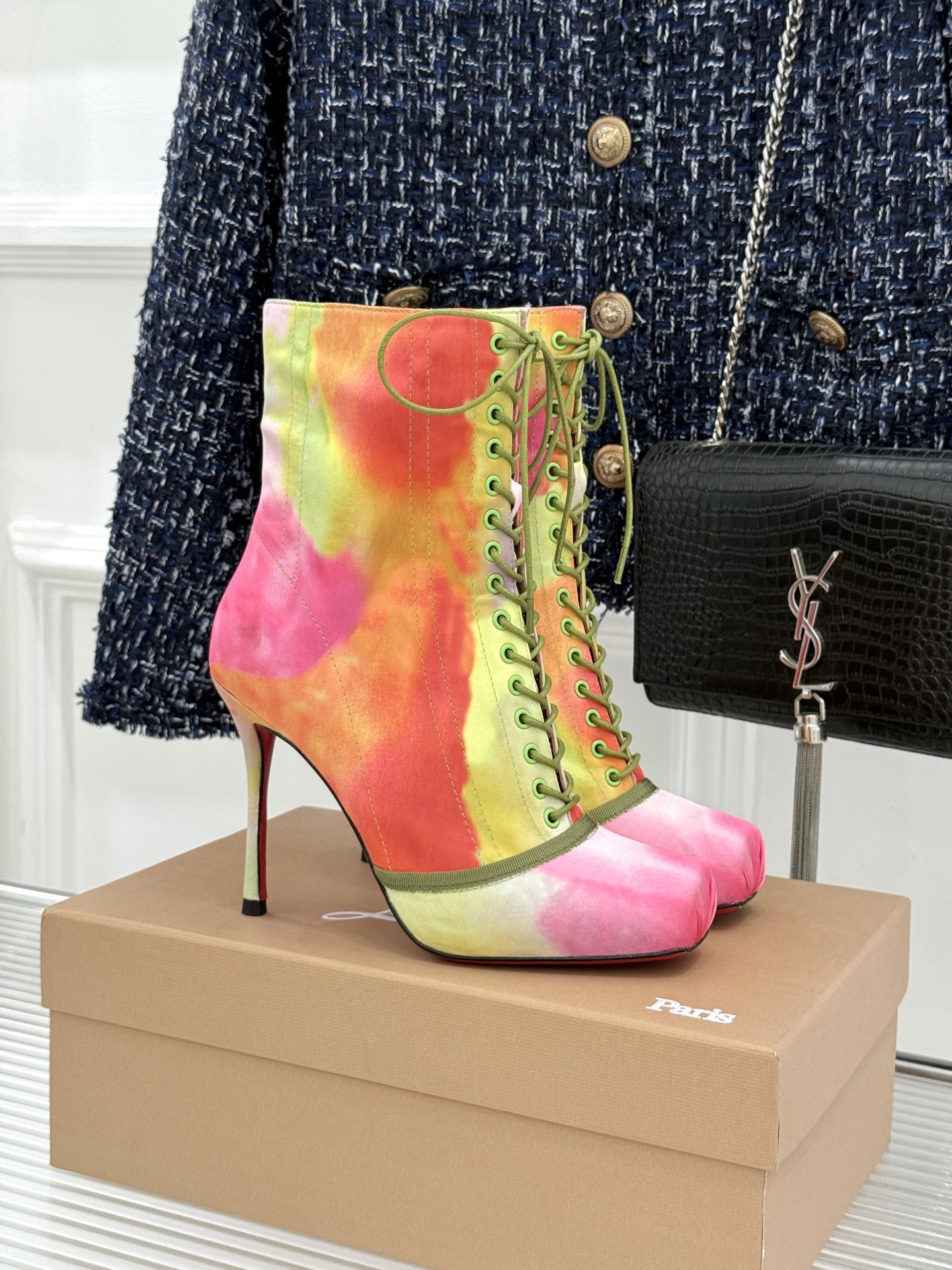 ChristinLouboutin/CL26WF新品 真丝猪鼻子绑带细跟高跟短靴 真丝缎面泛着柔润光泽 猪鼻扣锁复古精致 ChristinLouboutin/CL26WF新品 真丝猪鼻子绑带细跟高跟短靴 真丝缎面泛着柔润光泽 猪鼻扣锁复古精致
