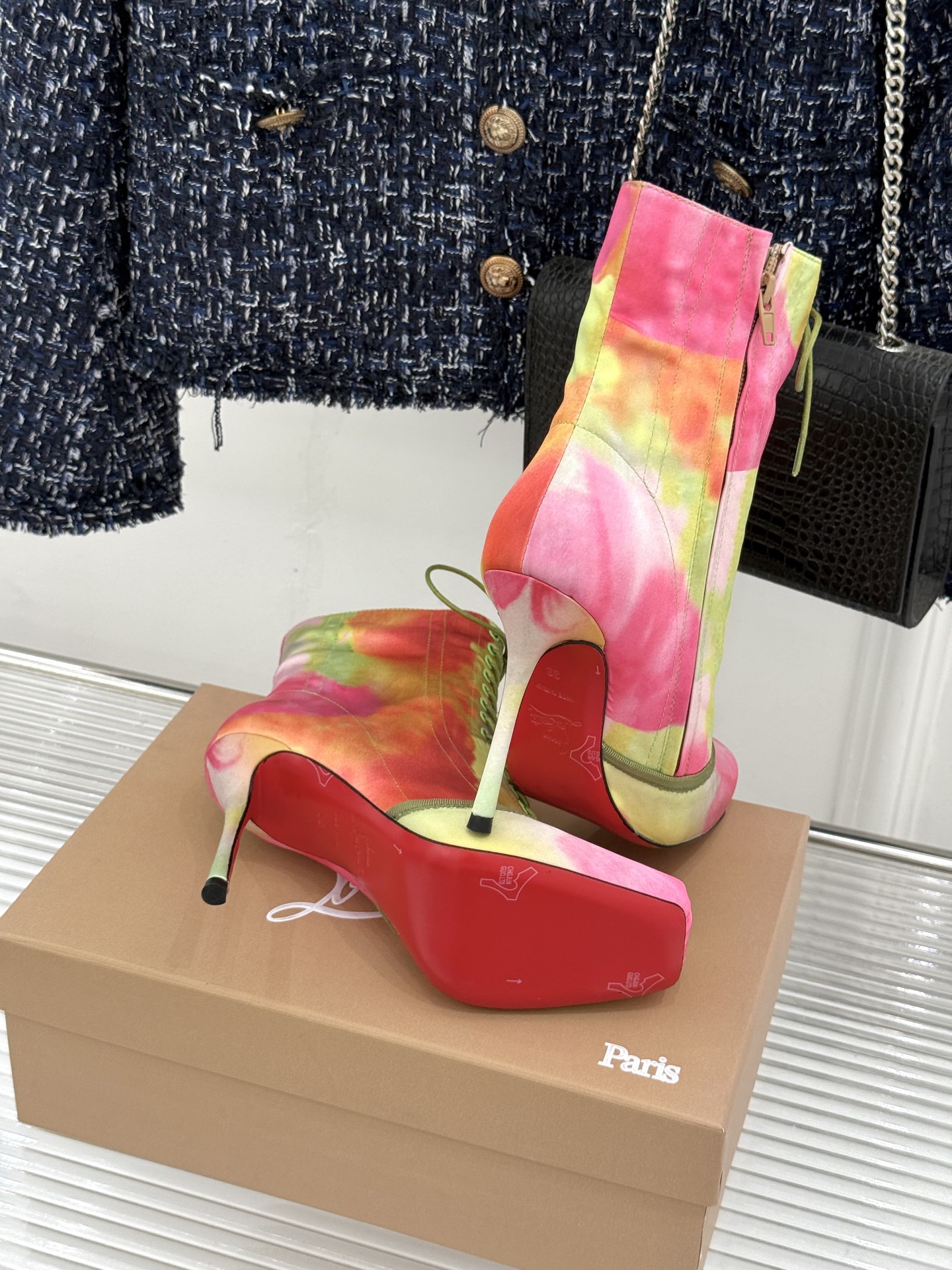 ChristinLouboutin/CL26WF新品 真丝猪鼻子绑带细跟高跟短靴 真丝缎面泛着柔润光泽 猪鼻扣锁复古精致 ChristinLouboutin/CL26WF新品 真丝猪鼻子绑带细跟高跟短靴 真丝缎面泛着柔润光泽 猪鼻扣锁复古精致