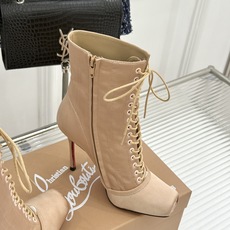 ChristinLouboutin/CL26WF新品 真丝猪鼻子绑带细跟高跟短靴 真丝缎面泛着柔润光泽 猪鼻扣锁复古精致 ChristinLouboutin/CL26WF新品 真丝猪鼻子绑带细跟高跟短靴 真丝缎面泛着柔润光泽 猪鼻扣锁复古精致
