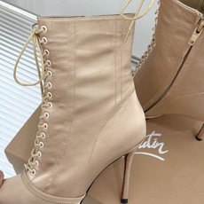 ChristinLouboutin/CL26WF新品 真丝猪鼻子绑带细跟高跟短靴 真丝缎面泛着柔润光泽 猪鼻扣锁复古精致 ChristinLouboutin/CL26WF新品 真丝猪鼻子绑带细跟高跟短靴 真丝缎面泛着柔润光泽 猪鼻扣锁复古精致