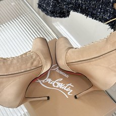 ChristinLouboutin/CL26WF新品 真丝猪鼻子绑带细跟高跟短靴 真丝缎面泛着柔润光泽 猪鼻扣锁复古精致 ChristinLouboutin/CL26WF新品 真丝猪鼻子绑带细跟高跟短靴 真丝缎面泛着柔润光泽 猪鼻扣锁复古精致