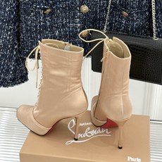 ChristinLouboutin/CL26WF新品 真丝猪鼻子绑带细跟高跟短靴 真丝缎面泛着柔润光泽 猪鼻扣锁复古精致 ChristinLouboutin/CL26WF新品 真丝猪鼻子绑带细跟高跟短靴 真丝缎面泛着柔润光泽 猪鼻扣锁复古精致