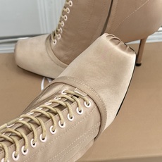 ChristinLouboutin/CL26WF新品 真丝猪鼻子绑带细跟高跟短靴 真丝缎面泛着柔润光泽 猪鼻扣锁复古精致 ChristinLouboutin/CL26WF新品 真丝猪鼻子绑带细跟高跟短靴 真丝缎面泛着柔润光泽 猪鼻扣锁复古精致