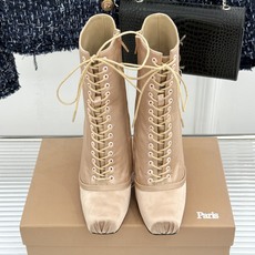 ChristinLouboutin/CL26WF新品 真丝猪鼻子绑带细跟高跟短靴 真丝缎面泛着柔润光泽 猪鼻扣锁复古精致 ChristinLouboutin/CL26WF新品 真丝猪鼻子绑带细跟高跟短靴 真丝缎面泛着柔润光泽 猪鼻扣锁复古精致
