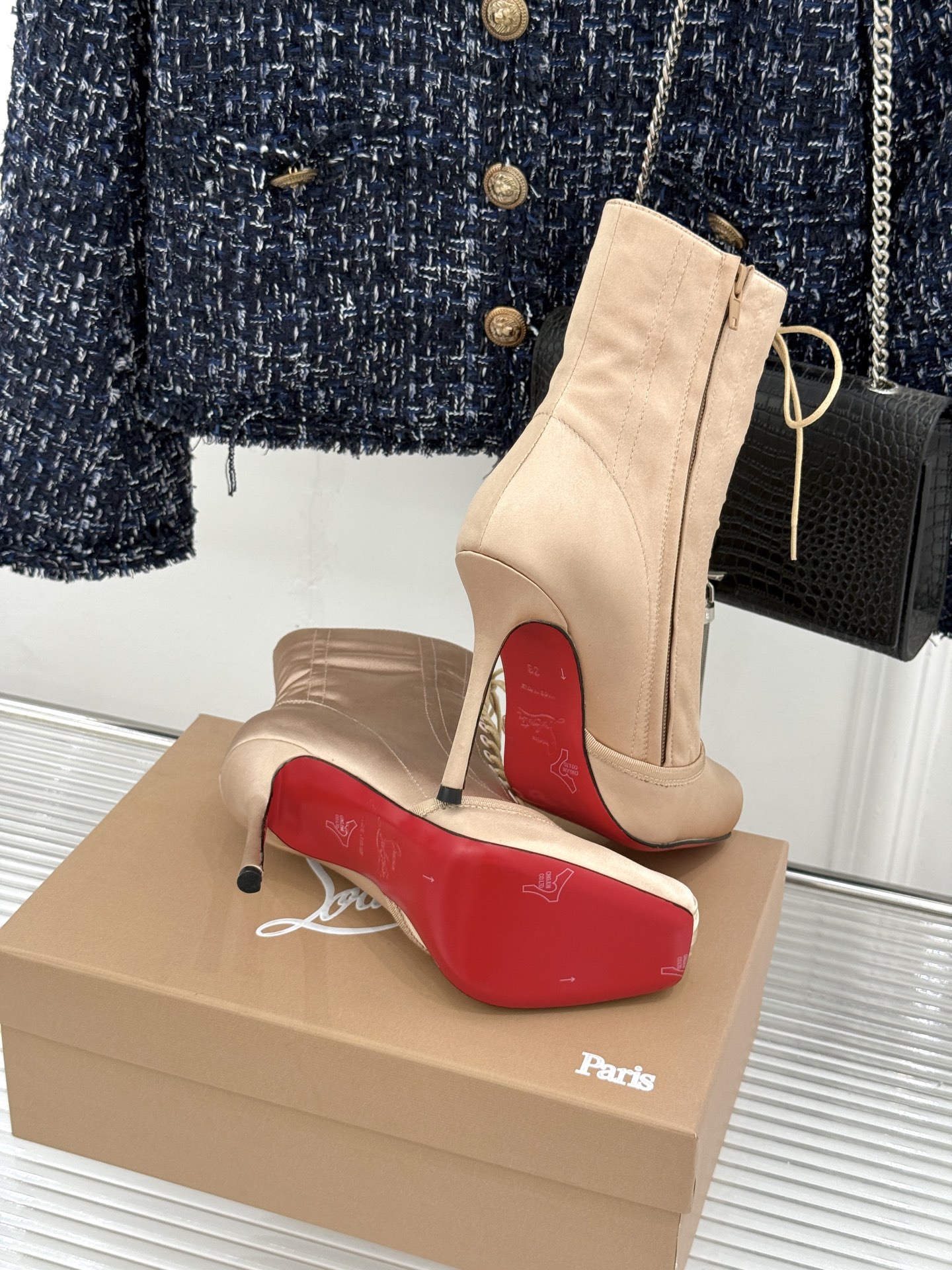 ChristinLouboutin/CL26WF新品 真丝猪鼻子绑带细跟高跟短靴 真丝缎面泛着柔润光泽 猪鼻扣锁复古精致 ChristinLouboutin/CL26WF新品 真丝猪鼻子绑带细跟高跟短靴 真丝缎面泛着柔润光泽 猪鼻扣锁复古精致
