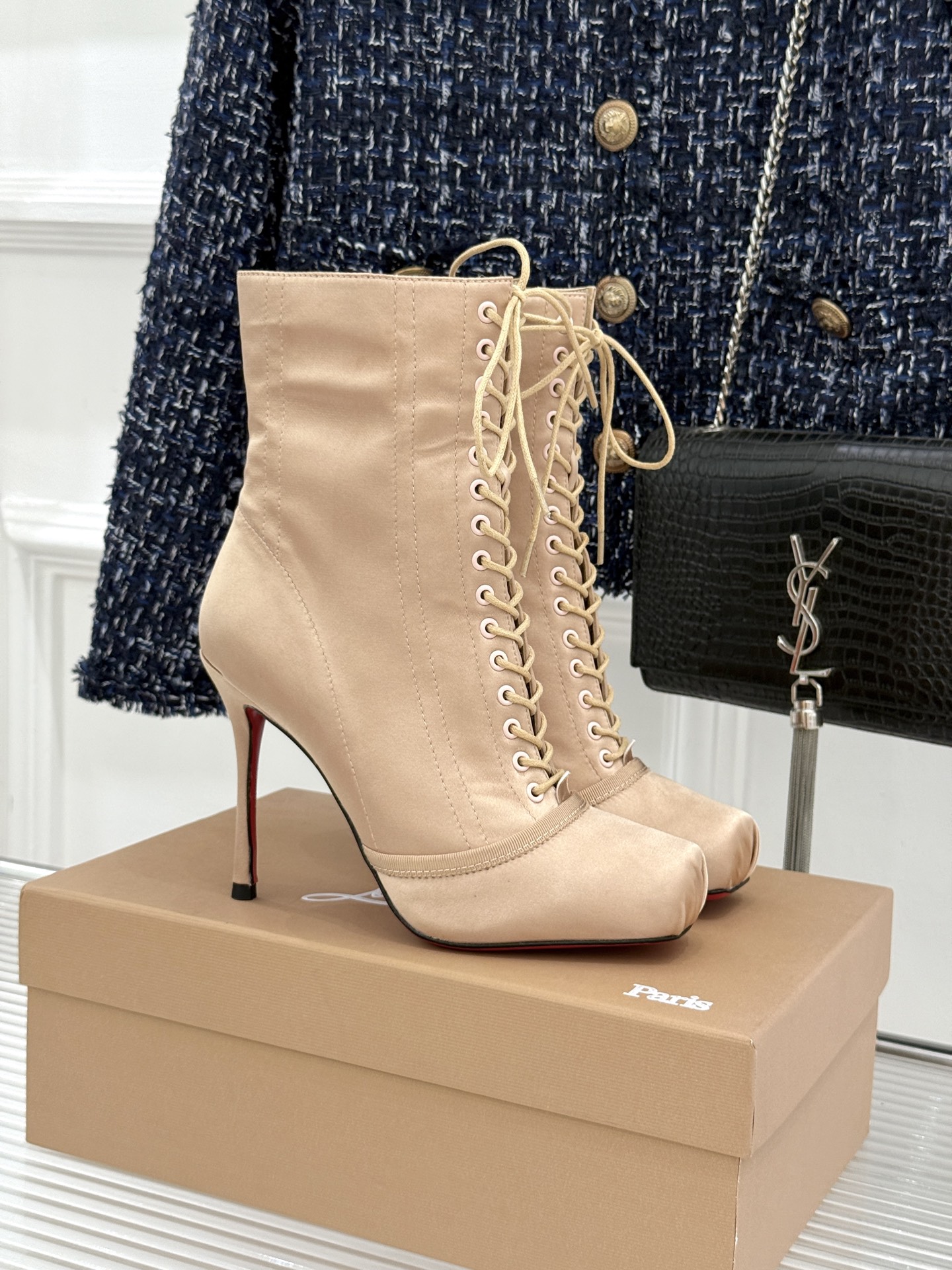 ChristinLouboutin/CL26WF新品 真丝猪鼻子绑带细跟高跟短靴 真丝缎面泛着柔润光泽 猪鼻扣锁复古精致 ChristinLouboutin/CL26WF新品 真丝猪鼻子绑带细跟高跟短靴 真丝缎面泛着柔润光泽 猪鼻扣锁复古精致
