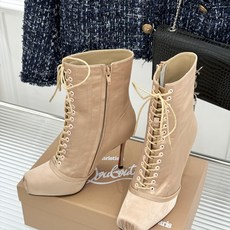 ChristinLouboutin/CL26WF新品 真丝猪鼻子绑带细跟高跟短靴 真丝缎面泛着柔润光泽 猪鼻扣锁复古精致 ChristinLouboutin/CL26WF新品 真丝猪鼻子绑带细跟高跟短靴 真丝缎面泛着柔润光泽 猪鼻扣锁复古精致