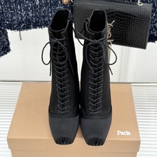 ChristinLouboutin/CL26WF新品 真丝猪鼻子绑带细跟高跟短靴 真丝缎面泛着柔润光泽 猪鼻扣锁复古精致 ChristinLouboutin/CL26WF新品 真丝猪鼻子绑带细跟高跟短靴 真丝缎面泛着柔润光泽 猪鼻扣锁复古精致