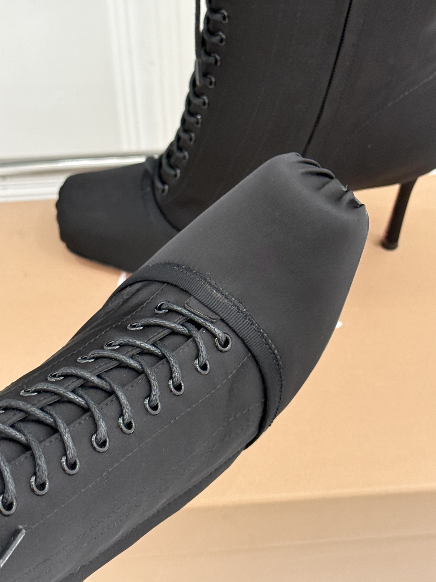 ChristinLouboutin/CL26WF新品 真丝猪鼻子绑带细跟高跟短靴 真丝缎面泛着柔润光泽 猪鼻扣锁复古精致 ChristinLouboutin/CL26WF新品 真丝猪鼻子绑带细跟高跟短靴 真丝缎面泛着柔润光泽 猪鼻扣锁复古精致