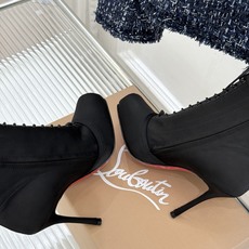 ChristinLouboutin/CL26WF新品 真丝猪鼻子绑带细跟高跟短靴 真丝缎面泛着柔润光泽 猪鼻扣锁复古精致 ChristinLouboutin/CL26WF新品 真丝猪鼻子绑带细跟高跟短靴 真丝缎面泛着柔润光泽 猪鼻扣锁复古精致