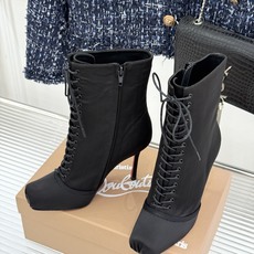 ChristinLouboutin/CL26WF新品 真丝猪鼻子绑带细跟高跟短靴 真丝缎面泛着柔润光泽 猪鼻扣锁复古精致 ChristinLouboutin/CL26WF新品 真丝猪鼻子绑带细跟高跟短靴 真丝缎面泛着柔润光泽 猪鼻扣锁复古精致