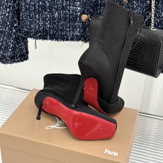 ChristinLouboutin/CL26WF新品 真丝猪鼻子绑带细跟高跟短靴 真丝缎面泛着柔润光泽 猪鼻扣锁复古精致 ChristinLouboutin/CL26WF新品 真丝猪鼻子绑带细跟高跟短靴 真丝缎面泛着柔润光泽 猪鼻扣锁复古精致