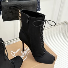ChristinLouboutin/CL26WF新品 真丝猪鼻子绑带细跟高跟短靴 真丝缎面泛着柔润光泽 猪鼻扣锁复古精致 ChristinLouboutin/CL26WF新品 真丝猪鼻子绑带细跟高跟短靴 真丝缎面泛着柔润光泽 猪鼻扣锁复古精致