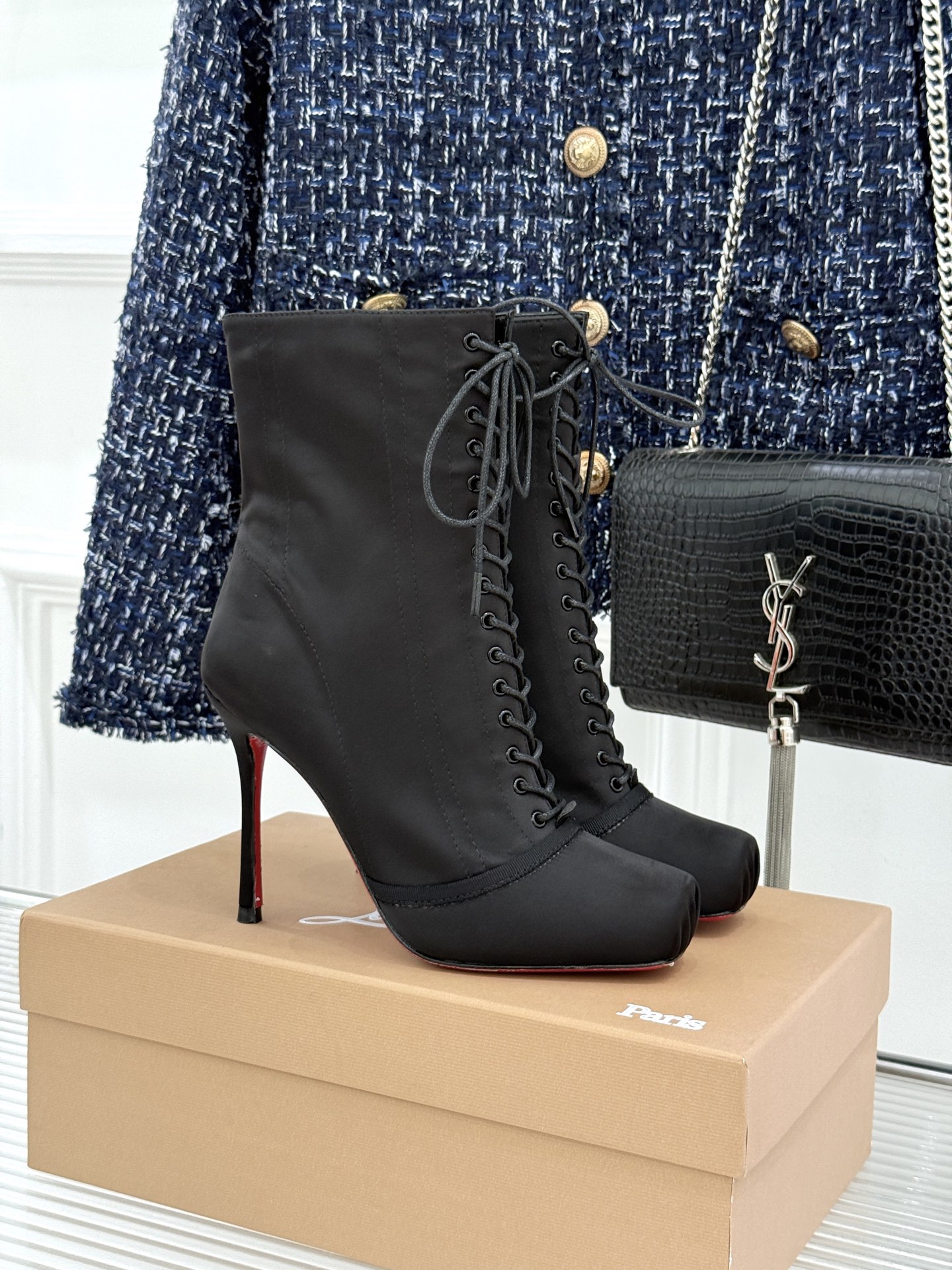 ChristinLouboutin/CL26WF新品 真丝猪鼻子绑带细跟高跟短靴 真丝缎面泛着柔润光泽 猪鼻扣锁复古精致 ChristinLouboutin/CL26WF新品 真丝猪鼻子绑带细跟高跟短靴 真丝缎面泛着柔润光泽 猪鼻扣锁复古精致