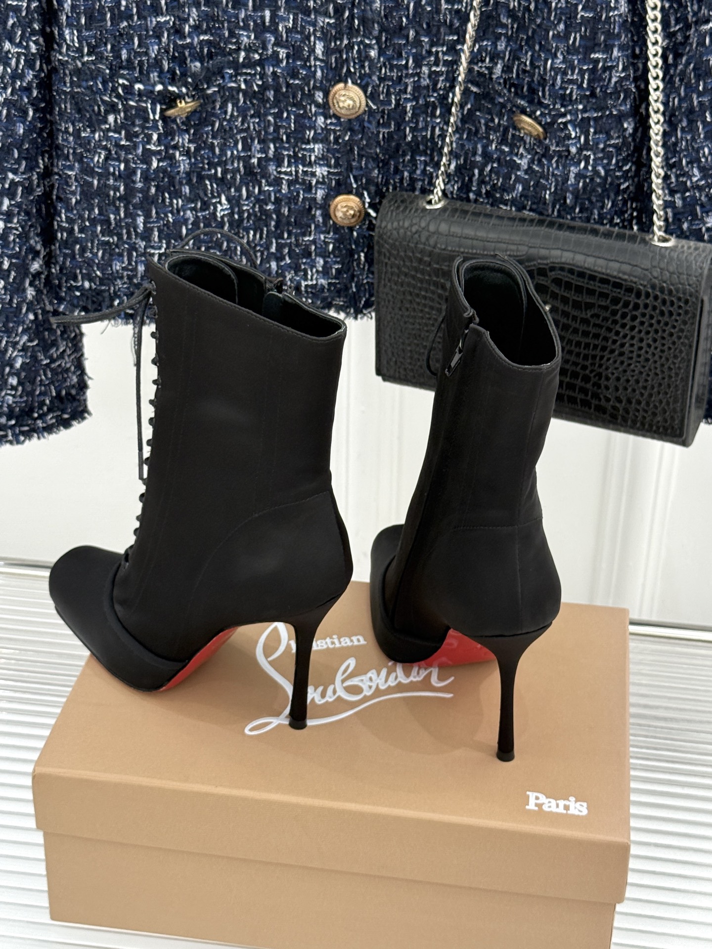 ChristinLouboutin/CL26WF新品 真丝猪鼻子绑带细跟高跟短靴 真丝缎面泛着柔润光泽 猪鼻扣锁复古精致 ChristinLouboutin/CL26WF新品 真丝猪鼻子绑带细跟高跟短靴 真丝缎面泛着柔润光泽 猪鼻扣锁复古精致