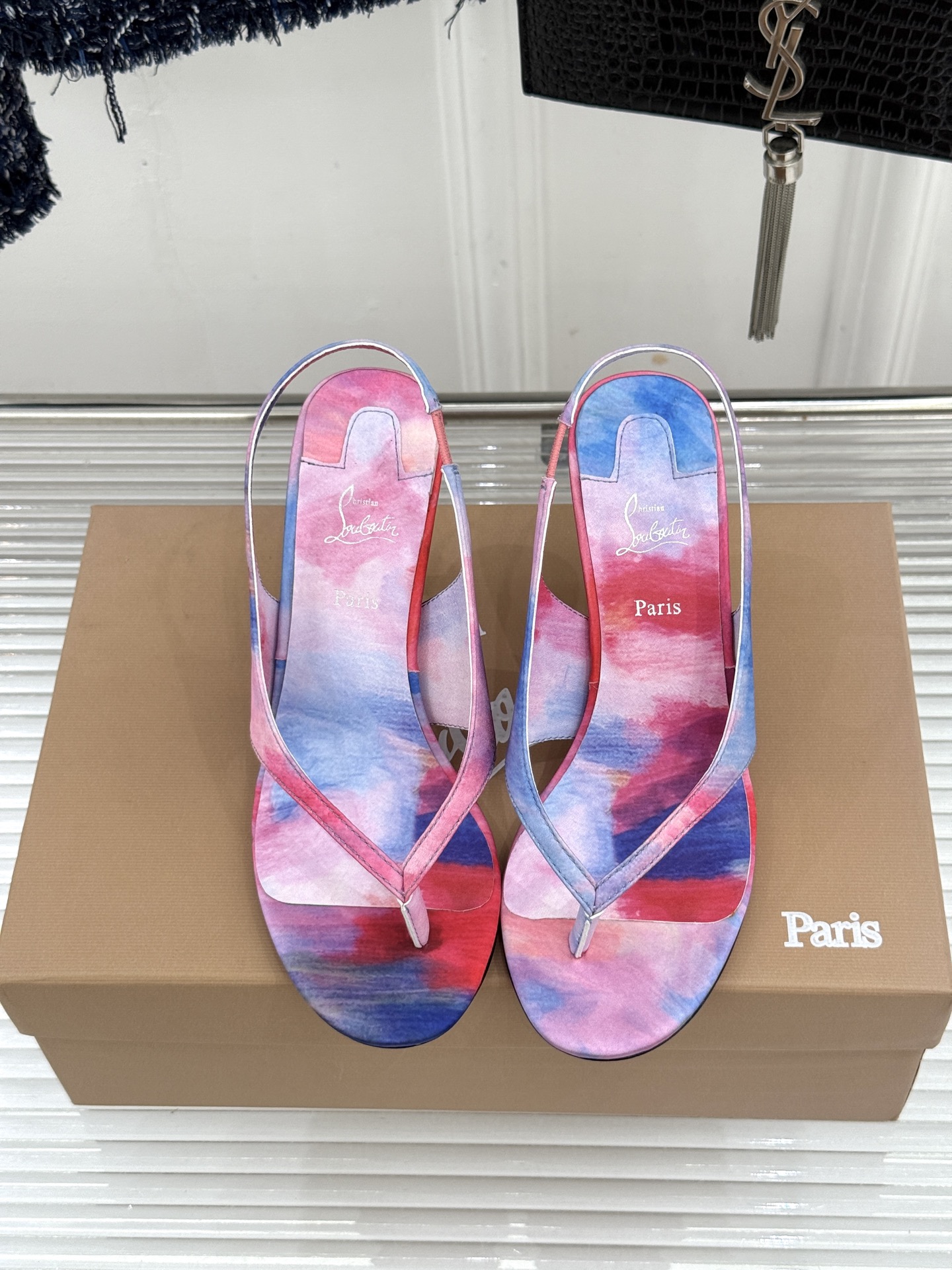 ChristinLouboutin/CL26WF新品 细带夹趾高跟细跟凉鞋 红底是品牌灵魂 细带勾勒纤细脚线 夹趾设计自