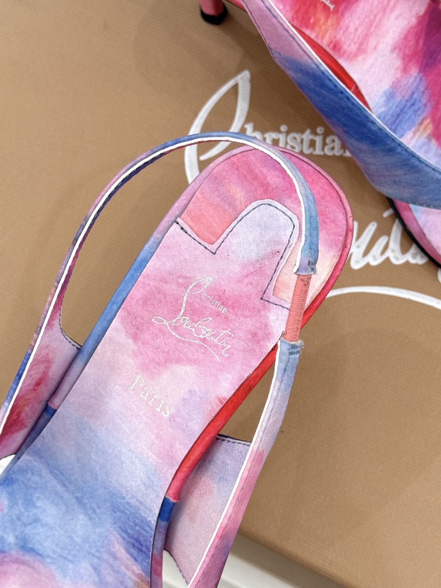 ChristinLouboutin/CL26WF新品 细带夹趾高跟细跟凉鞋 红底是品牌灵魂 细带勾勒纤细脚线 夹趾设计自