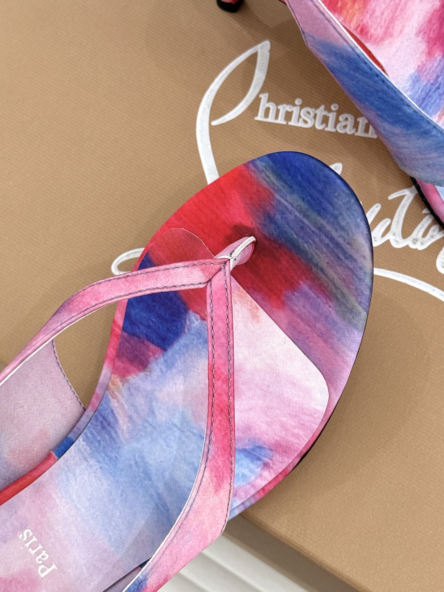 ChristinLouboutin/CL26WF新品 细带夹趾高跟细跟凉鞋 红底是品牌灵魂 细带勾勒纤细脚线 夹趾设计自