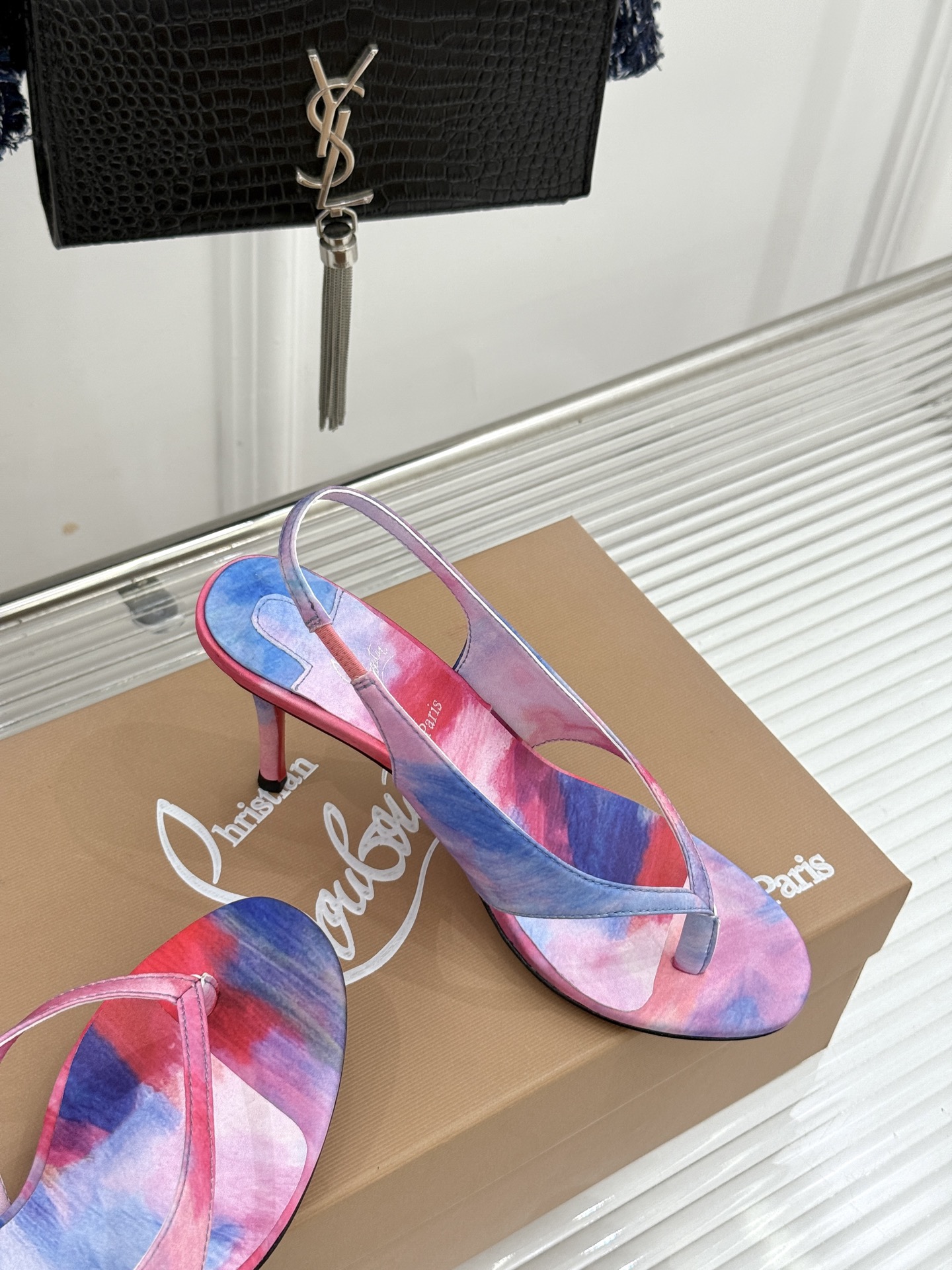 ChristinLouboutin/CL26WF新品 细带夹趾高跟细跟凉鞋 红底是品牌灵魂 细带勾勒纤细脚线 夹趾设计自