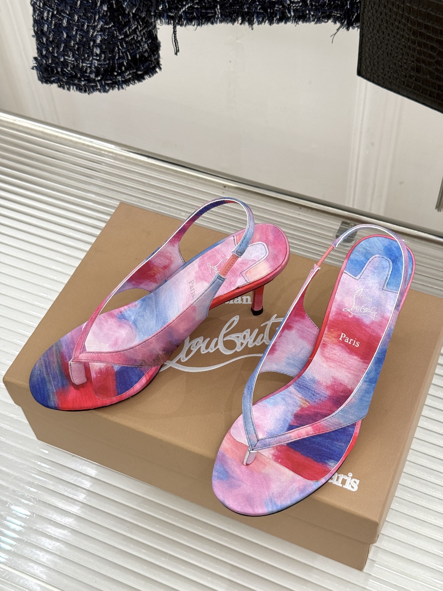 ChristinLouboutin/CL26WF新品 细带夹趾高跟细跟凉鞋 红底是品牌灵魂 细带勾勒纤细脚线 夹趾设计自