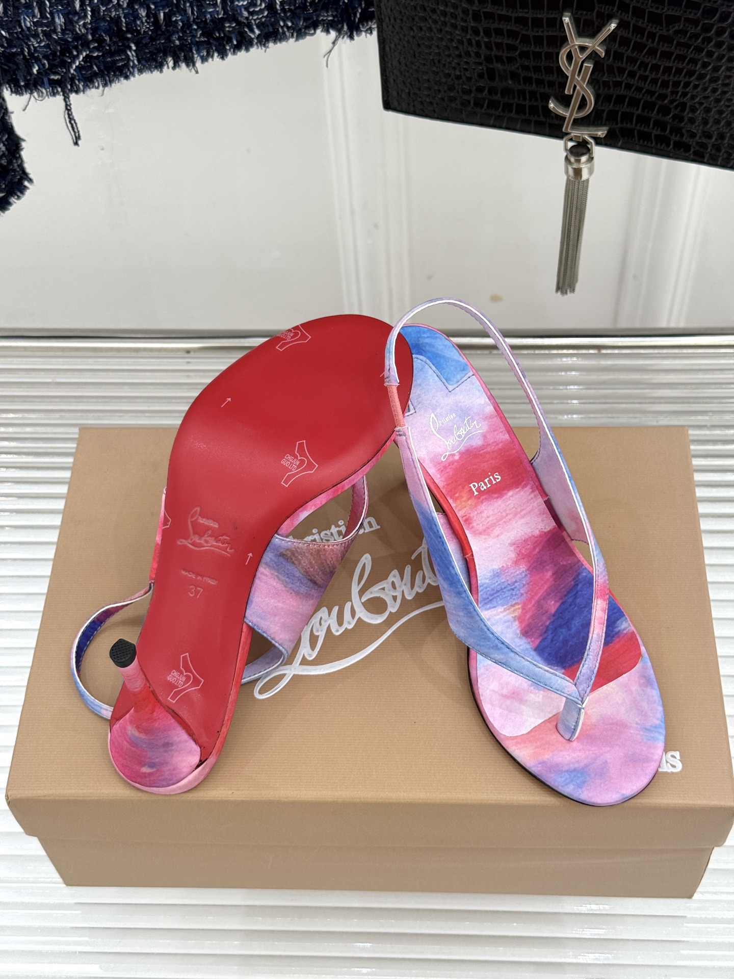 ChristinLouboutin/CL26WF新品 细带夹趾高跟细跟凉鞋 红底是品牌灵魂 细带勾勒纤细脚线 夹趾设计自