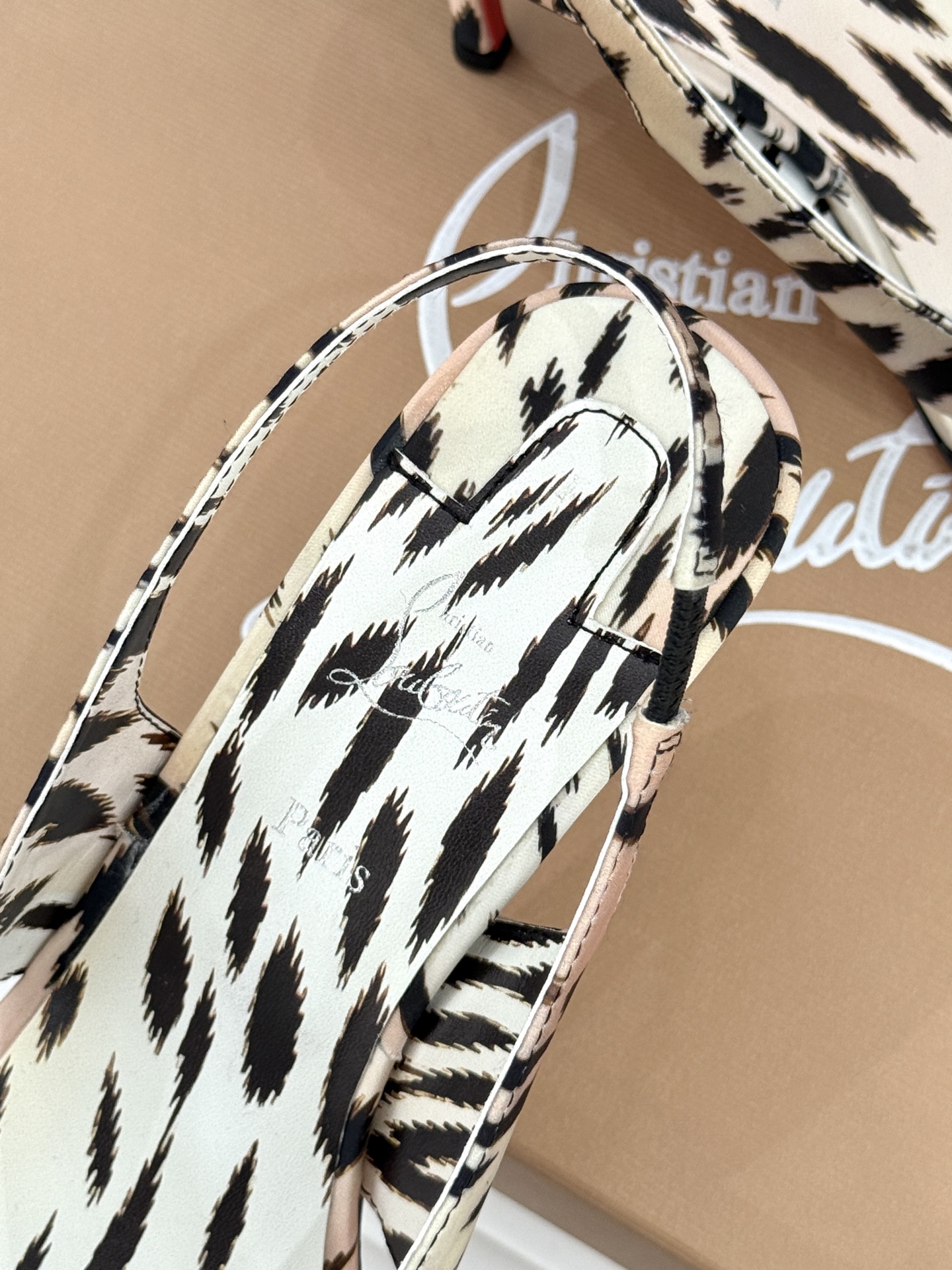 ChristinLouboutin/CL26WF新品 细带夹趾高跟细跟凉鞋 红底是品牌灵魂 细带勾勒纤细脚线 夹趾设计自 ChristinLouboutin/CL26WF新品 细带夹趾高跟细跟凉鞋 红底是品牌灵魂 细带勾勒纤细脚线 夹趾设计自