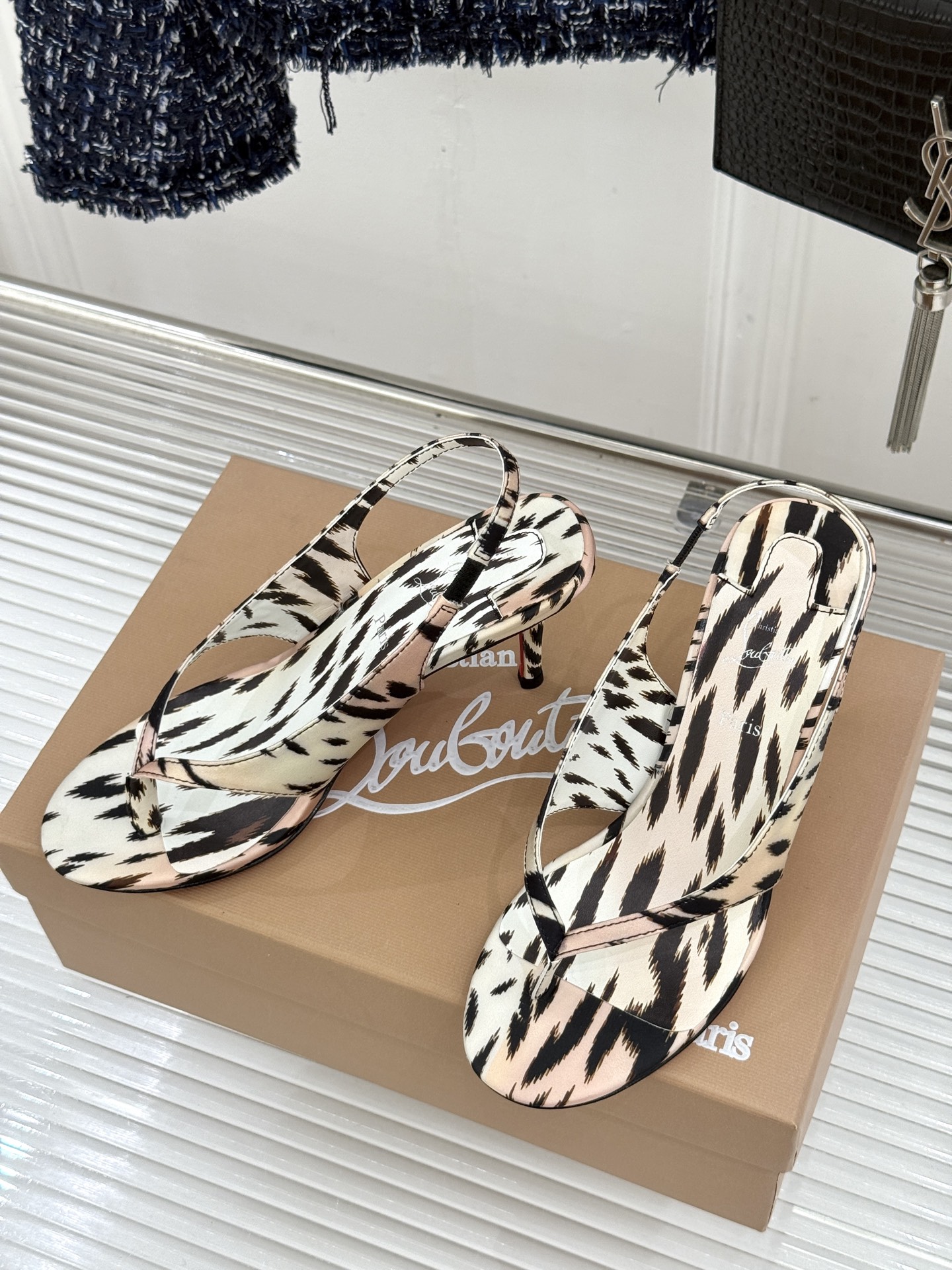 ChristinLouboutin/CL26WF新品 细带夹趾高跟细跟凉鞋 红底是品牌灵魂 细带勾勒纤细脚线 夹趾设计自 ChristinLouboutin/CL26WF新品 细带夹趾高跟细跟凉鞋 红底是品牌灵魂 细带勾勒纤细脚线 夹趾设计自
