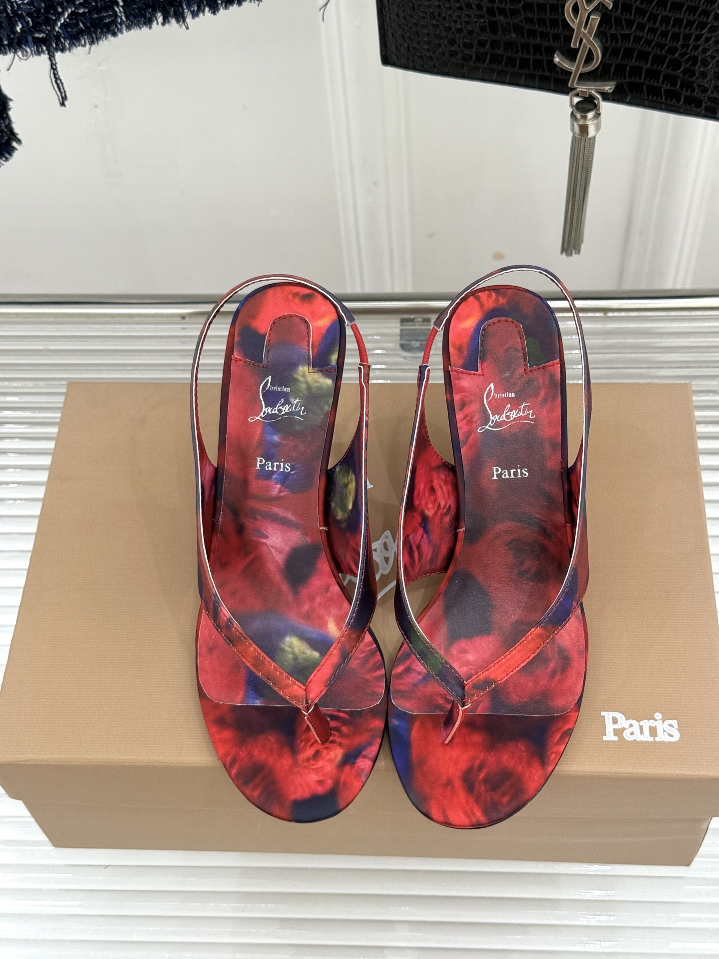 ChristinLouboutin/CL26WF新品 细带夹趾高跟细跟凉鞋 红底是品牌灵魂 细带勾勒纤细脚线 夹趾设计自 ChristinLouboutin/CL26WF新品 细带夹趾高跟细跟凉鞋 红底是品牌灵魂 细带勾勒纤细脚线 夹趾设计自