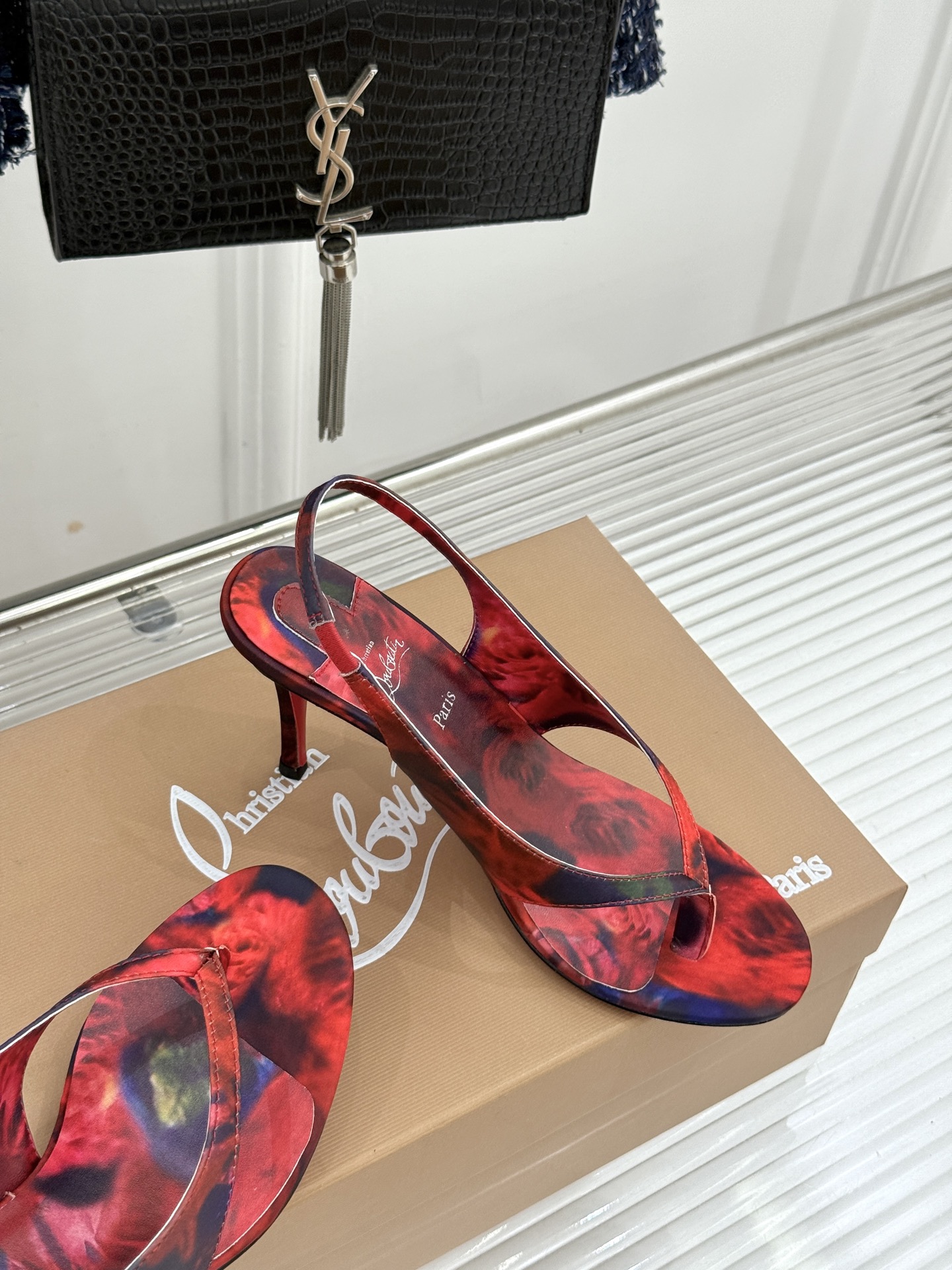 ChristinLouboutin/CL26WF新品 细带夹趾高跟细跟凉鞋 红底是品牌灵魂 细带勾勒纤细脚线 夹趾设计自 ChristinLouboutin/CL26WF新品 细带夹趾高跟细跟凉鞋 红底是品牌灵魂 细带勾勒纤细脚线 夹趾设计自