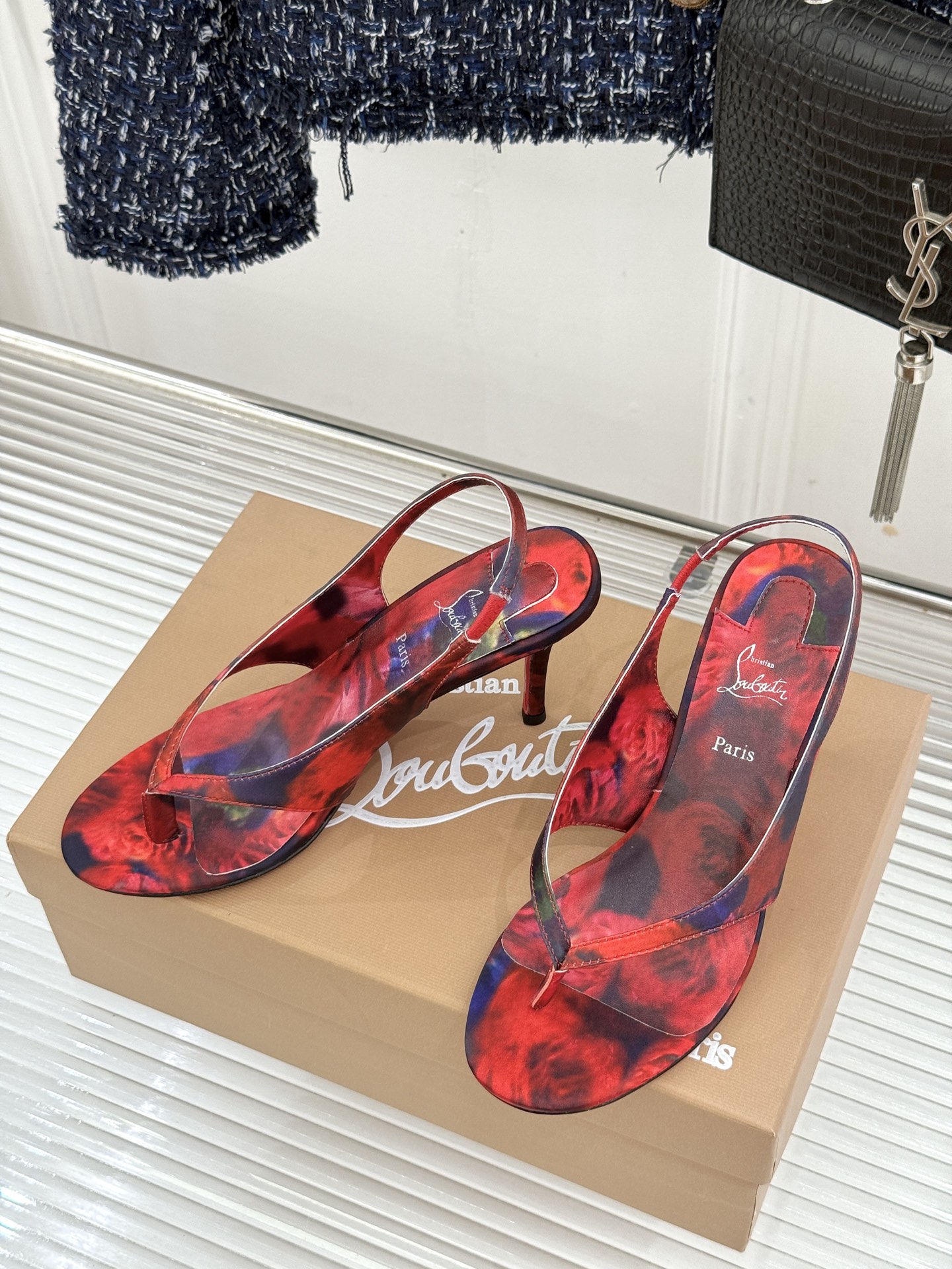 ChristinLouboutin/CL26WF新品 细带夹趾高跟细跟凉鞋 红底是品牌灵魂 细带勾勒纤细脚线 夹趾设计自 ChristinLouboutin/CL26WF新品 细带夹趾高跟细跟凉鞋 红底是品牌灵魂 细带勾勒纤细脚线 夹趾设计自