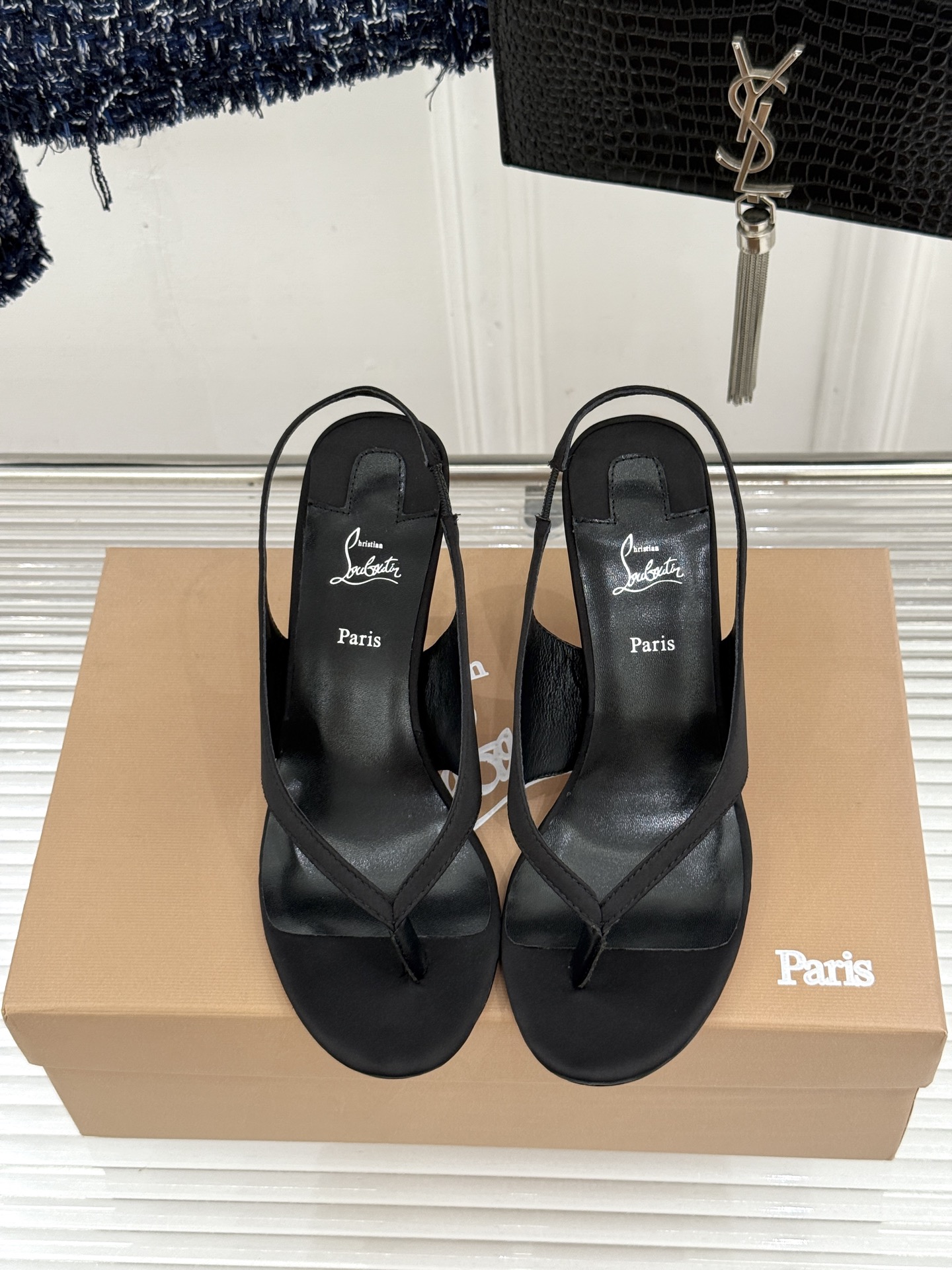 ChristinLouboutin/CL26WF新品 细带夹趾高跟细跟凉鞋 红底是品牌灵魂 细带勾勒纤细脚线 夹趾设计自 ChristinLouboutin/CL26WF新品 细带夹趾高跟细跟凉鞋 红底是品牌灵魂 细带勾勒纤细脚线 夹趾设计自