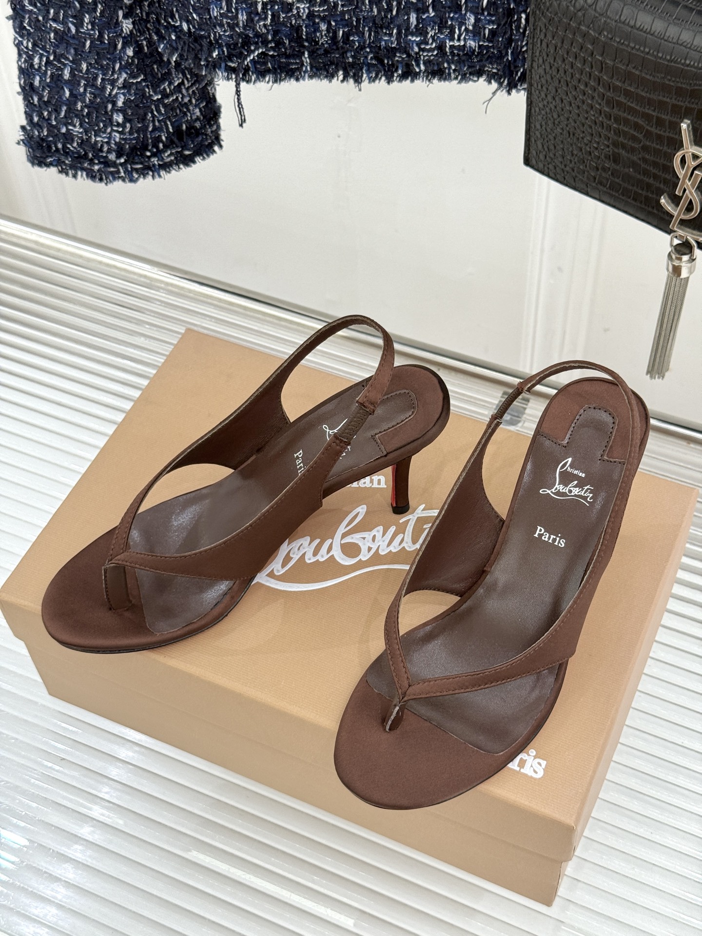 ChristinLouboutin/CL26WF新品 细带夹趾高跟细跟凉鞋 红底是品牌灵魂 细带勾勒纤细脚线 夹趾设计自 ChristinLouboutin/CL26WF新品 细带夹趾高跟细跟凉鞋 红底是品牌灵魂 细带勾勒纤细脚线 夹趾设计自