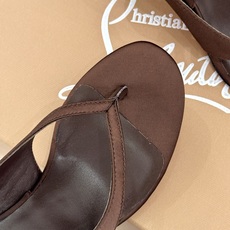 ChristinLouboutin/CL26WF新品 细带夹趾高跟细跟凉鞋 红底是品牌灵魂 细带勾勒纤细脚线 夹趾设计自 ChristinLouboutin/CL26WF新品 细带夹趾高跟细跟凉鞋 红底是品牌灵魂 细带勾勒纤细脚线 夹趾设计自