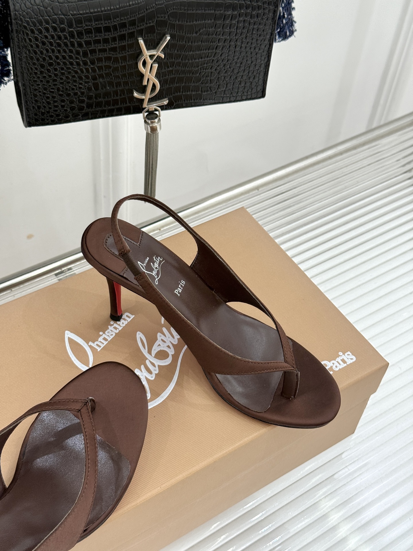 ChristinLouboutin/CL26WF新品 细带夹趾高跟细跟凉鞋 红底是品牌灵魂 细带勾勒纤细脚线 夹趾设计自 ChristinLouboutin/CL26WF新品 细带夹趾高跟细跟凉鞋 红底是品牌灵魂 细带勾勒纤细脚线 夹趾设计自