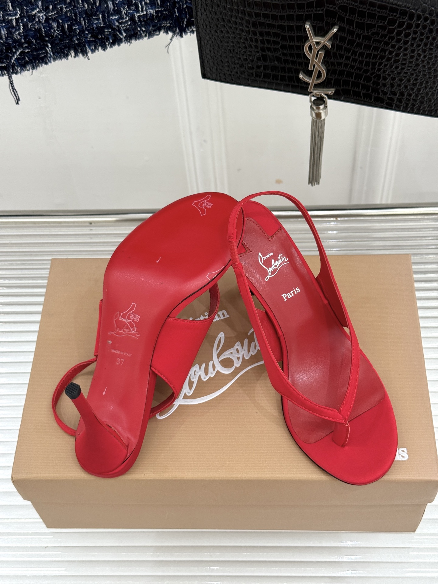 ChristinLouboutin/CL26WF新品 细带夹趾高跟细跟凉鞋 红底是品牌灵魂 细带勾勒纤细脚线 夹趾设计自 ChristinLouboutin/CL26WF新品 细带夹趾高跟细跟凉鞋 红底是品牌灵魂 细带勾勒纤细脚线 夹趾设计自