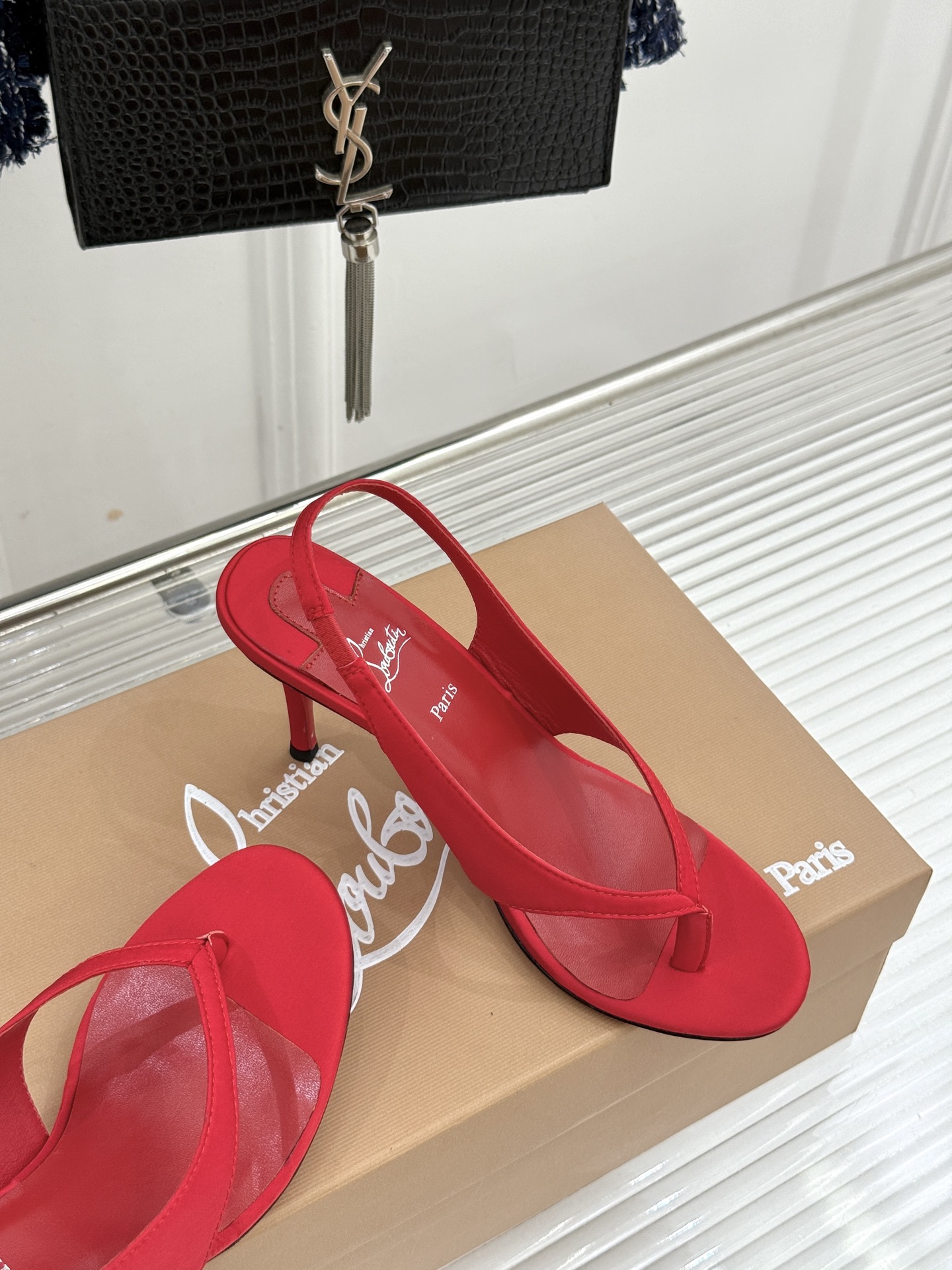 ChristinLouboutin/CL26WF新品 细带夹趾高跟细跟凉鞋 红底是品牌灵魂 细带勾勒纤细脚线 夹趾设计自 ChristinLouboutin/CL26WF新品 细带夹趾高跟细跟凉鞋 红底是品牌灵魂 细带勾勒纤细脚线 夹趾设计自