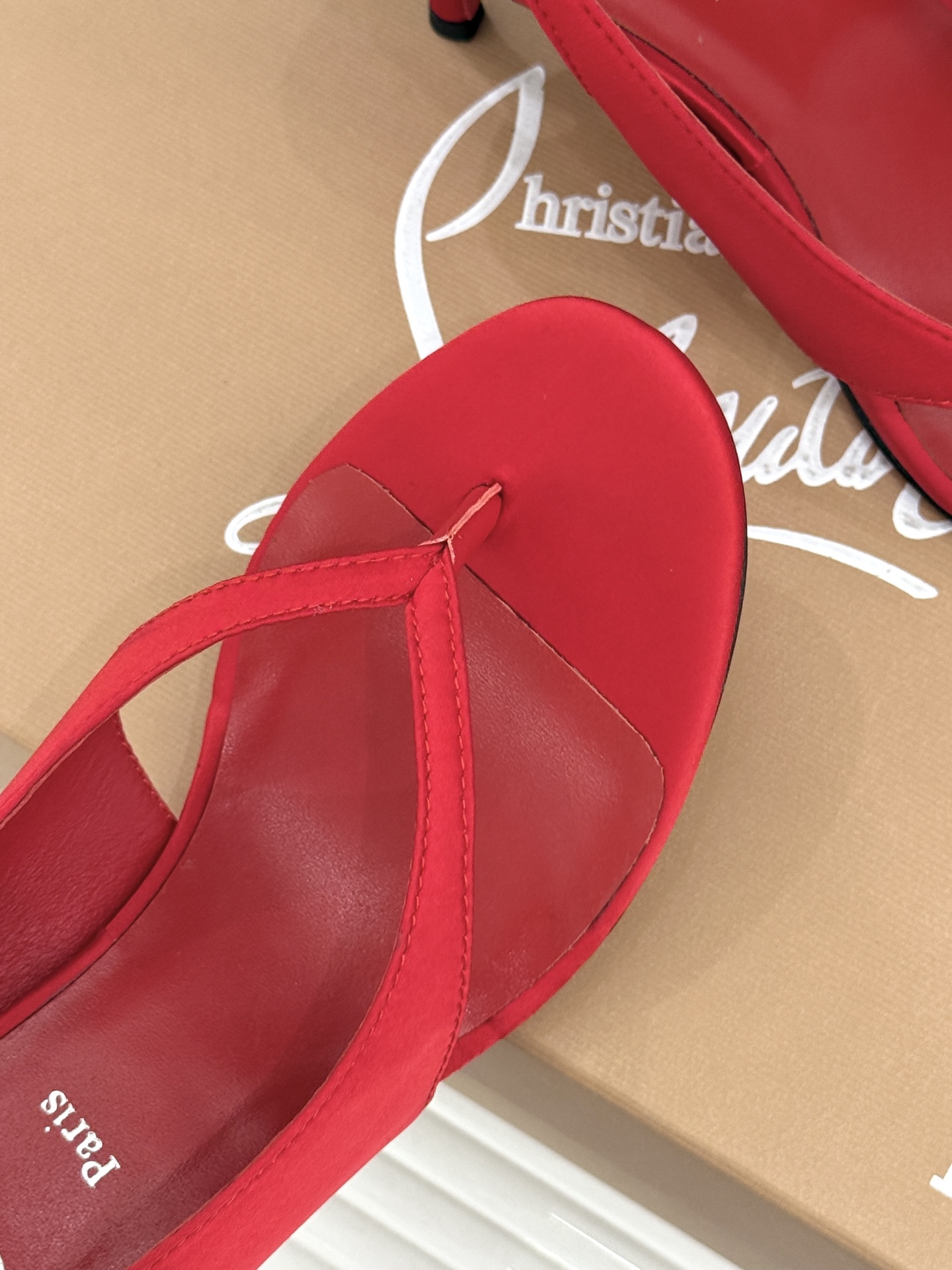 ChristinLouboutin/CL26WF新品 细带夹趾高跟细跟凉鞋 红底是品牌灵魂 细带勾勒纤细脚线 夹趾设计自 ChristinLouboutin/CL26WF新品 细带夹趾高跟细跟凉鞋 红底是品牌灵魂 细带勾勒纤细脚线 夹趾设计自