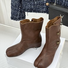 MaisonMargiela|MM6马吉拉 复古褶皱金属扣内增高分趾短靴 褶皱肌理揉进复古调性 金属扣锁精致细节感 分趾 MaisonMargiela|MM6马吉拉 复古褶皱金属扣内增高分趾短靴 褶皱肌理揉进复古调性 金属扣锁精致细节感 分趾