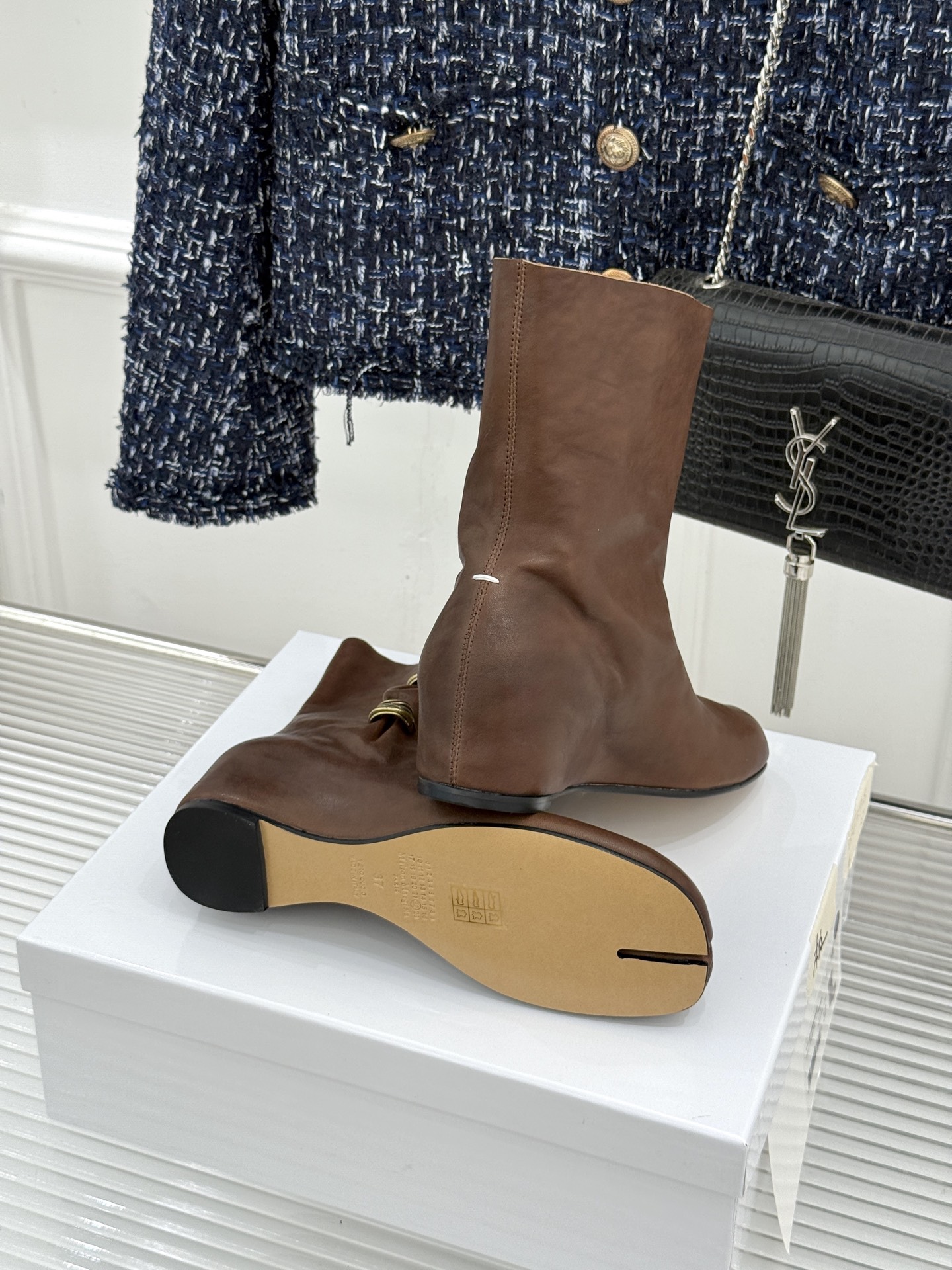 MaisonMargiela|MM6马吉拉 复古褶皱金属扣内增高分趾短靴 褶皱肌理揉进复古调性 金属扣锁精致细节感 分趾 MaisonMargiela|MM6马吉拉 复古褶皱金属扣内增高分趾短靴 褶皱肌理揉进复古调性 金属扣锁精致细节感 分趾
