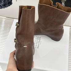 MaisonMargiela|MM6马吉拉 复古褶皱金属扣内增高分趾短靴 褶皱肌理揉进复古调性 金属扣锁精致细节感 分趾 MaisonMargiela|MM6马吉拉 复古褶皱金属扣内增高分趾短靴 褶皱肌理揉进复古调性 金属扣锁精致细节感 分趾