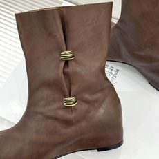 MaisonMargiela|MM6马吉拉 复古褶皱金属扣内增高分趾短靴 褶皱肌理揉进复古调性 金属扣锁精致细节感 分趾 MaisonMargiela|MM6马吉拉 复古褶皱金属扣内增高分趾短靴 褶皱肌理揉进复古调性 金属扣锁精致细节感 分趾