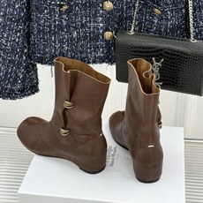 MaisonMargiela|MM6马吉拉 复古褶皱金属扣内增高分趾短靴 褶皱肌理揉进复古调性 金属扣锁精致细节感 分趾 MaisonMargiela|MM6马吉拉 复古褶皱金属扣内增高分趾短靴 褶皱肌理揉进复古调性 金属扣锁精致细节感 分趾