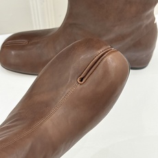 MaisonMargiela|MM6马吉拉 复古褶皱金属扣内增高分趾短靴 褶皱肌理揉进复古调性 金属扣锁精致细节感 分趾 MaisonMargiela|MM6马吉拉 复古褶皱金属扣内增高分趾短靴 褶皱肌理揉进复古调性 金属扣锁精致细节感 分趾