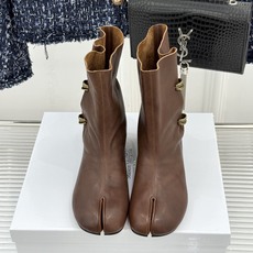 MaisonMargiela|MM6马吉拉 复古褶皱金属扣内增高分趾短靴 褶皱肌理揉进复古调性 金属扣锁精致细节感 分趾 MaisonMargiela|MM6马吉拉 复古褶皱金属扣内增高分趾短靴 褶皱肌理揉进复古调性 金属扣锁精致细节感 分趾
