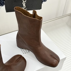 MaisonMargiela|MM6马吉拉 复古褶皱金属扣内增高分趾短靴 褶皱肌理揉进复古调性 金属扣锁精致细节感 分趾 MaisonMargiela|MM6马吉拉 复古褶皱金属扣内增高分趾短靴 褶皱肌理揉进复古调性 金属扣锁精致细节感 分趾