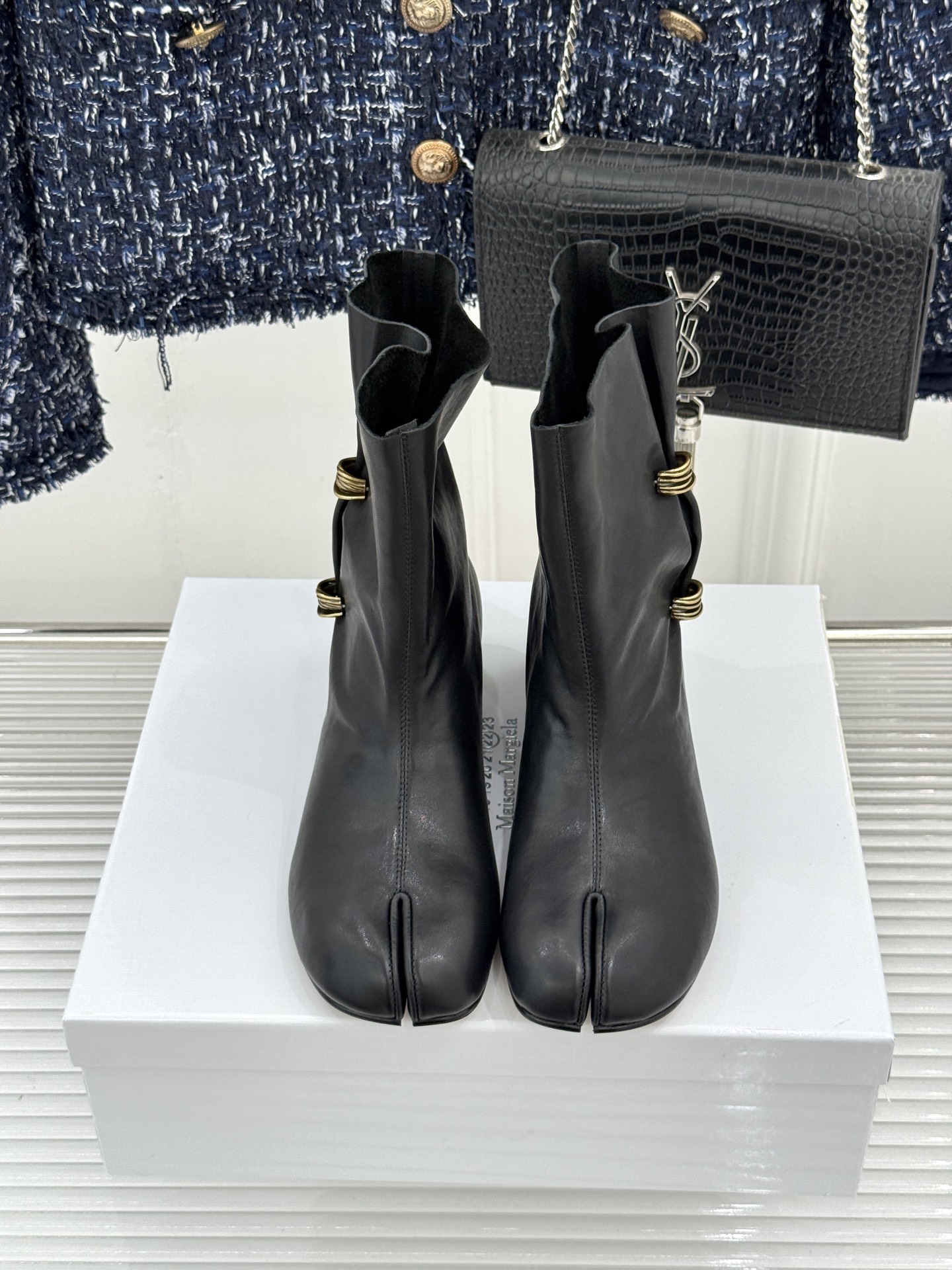 MaisonMargiela|MM6马吉拉 复古褶皱金属扣内增高分趾短靴 褶皱肌理揉进复古调性 金属扣锁精致细节感 分趾 MaisonMargiela|MM6马吉拉 复古褶皱金属扣内增高分趾短靴 褶皱肌理揉进复古调性 金属扣锁精致细节感 分趾