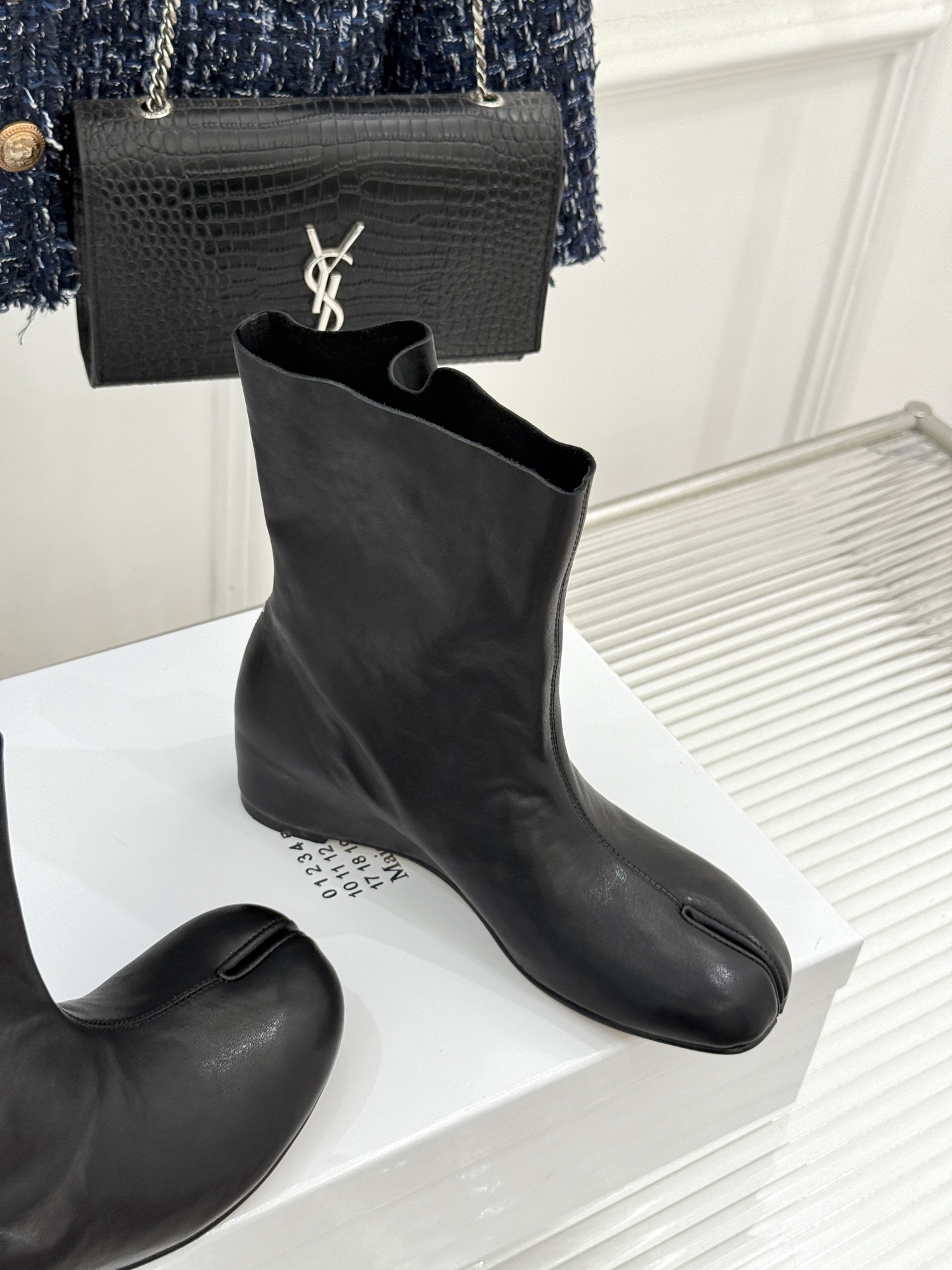 MaisonMargiela|MM6马吉拉 复古褶皱金属扣内增高分趾短靴 褶皱肌理揉进复古调性 金属扣锁精致细节感 分趾 MaisonMargiela|MM6马吉拉 复古褶皱金属扣内增高分趾短靴 褶皱肌理揉进复古调性 金属扣锁精致细节感 分趾