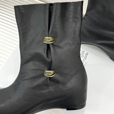 MaisonMargiela|MM6马吉拉 复古褶皱金属扣内增高分趾短靴 褶皱肌理揉进复古调性 金属扣锁精致细节感 分趾 MaisonMargiela|MM6马吉拉 复古褶皱金属扣内增高分趾短靴 褶皱肌理揉进复古调性 金属扣锁精致细节感 分趾