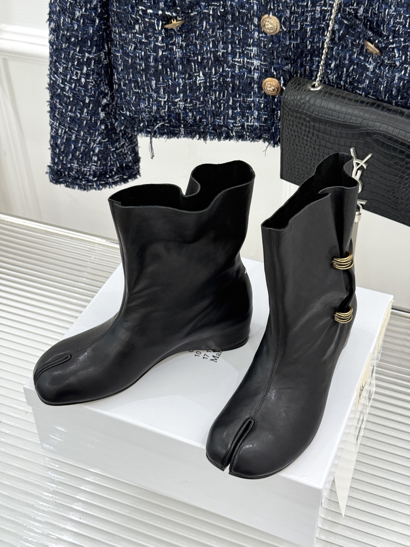 MaisonMargiela|MM6马吉拉 复古褶皱金属扣内增高分趾短靴 褶皱肌理揉进复古调性 金属扣锁精致细节感 分趾 MaisonMargiela|MM6马吉拉 复古褶皱金属扣内增高分趾短靴 褶皱肌理揉进复古调性 金属扣锁精致细节感 分趾